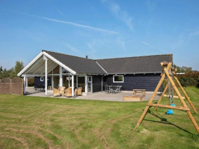 Fabulous Holiday Home in Vaeggerlose with Sauna, Bogø By
